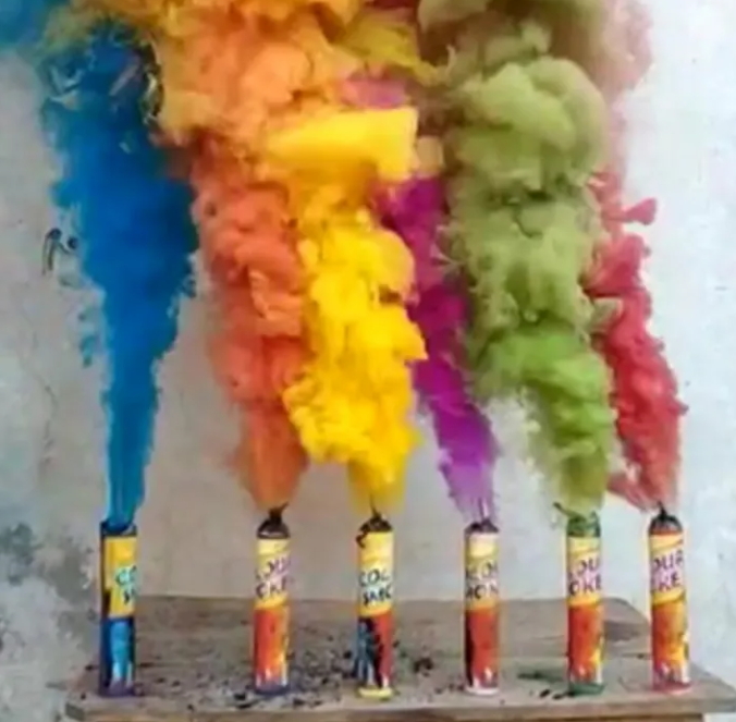 Sis bombası gösterisi